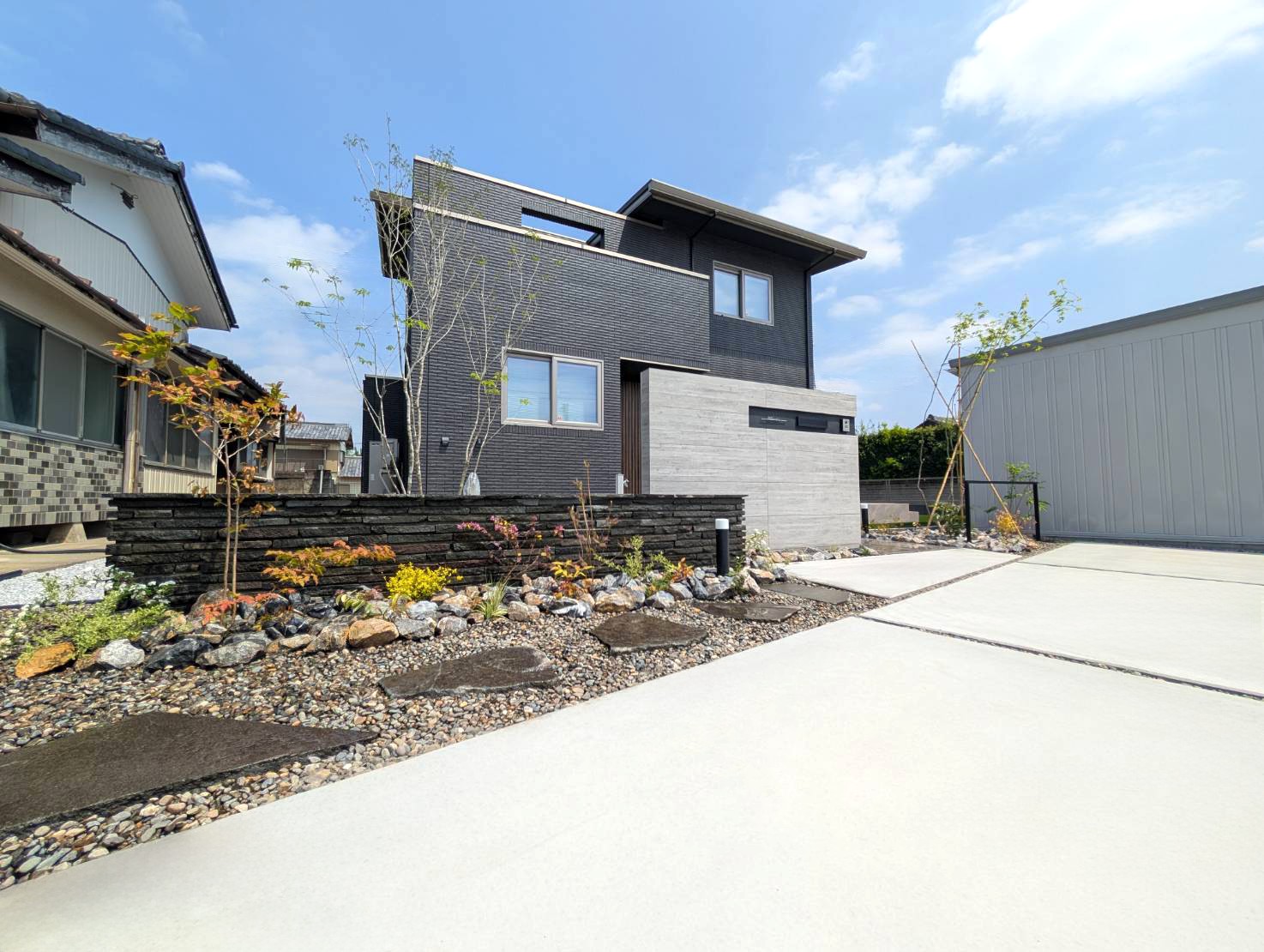 深谷市　自然石と植栽が調和する洗練されたシンプルモダン外構