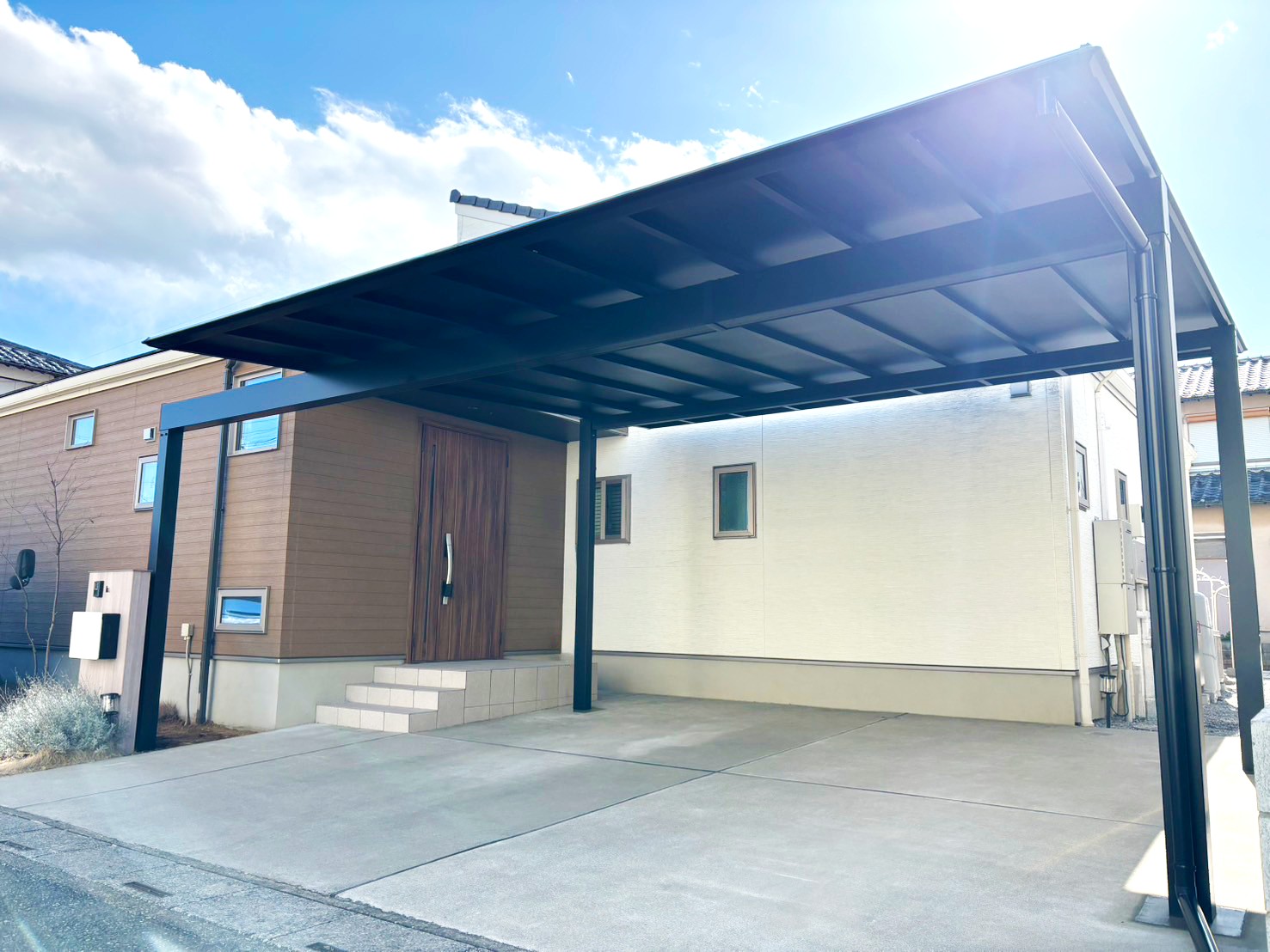 羽生市 使い勝手とデザイン性を両立したナチュラルモダンな外構のカーポート、スカイリード
