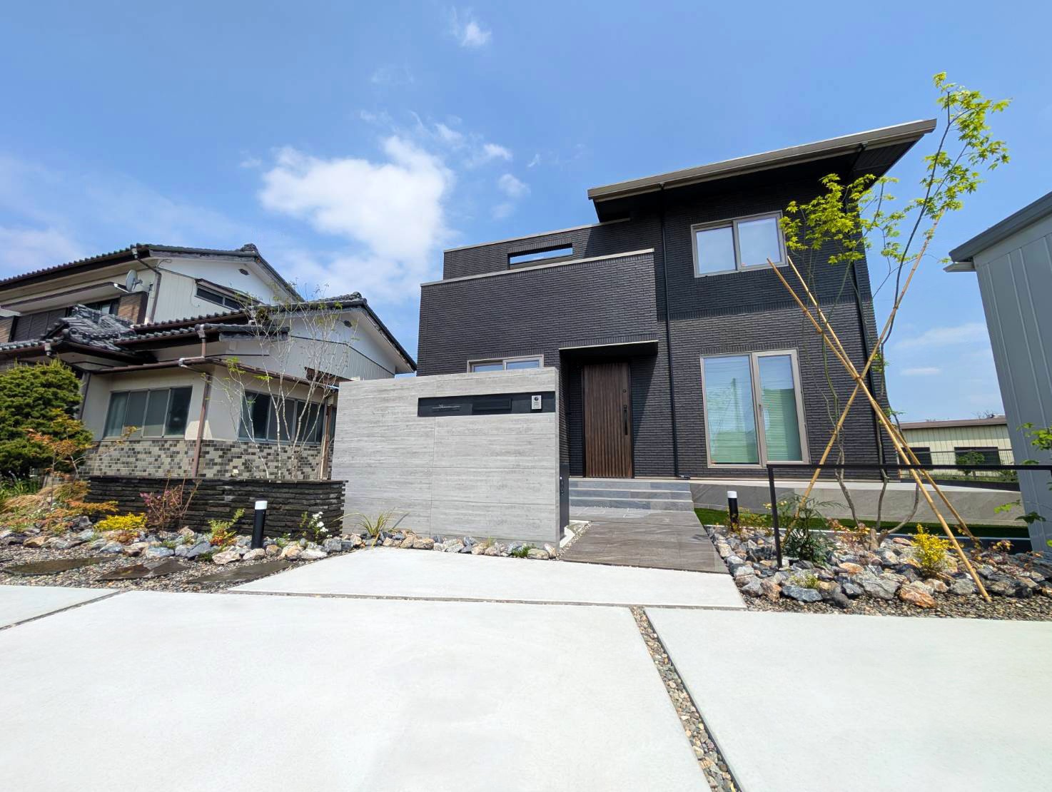 深谷市 自然石と植栽が調和する、洗練されたシンプルモダン外構の車庫まわり