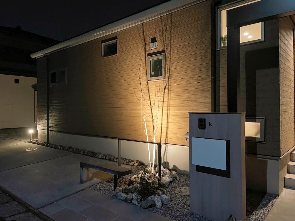 羽生市 使い勝手とデザイン性を両立したナチュラルモダンな外構のライティング