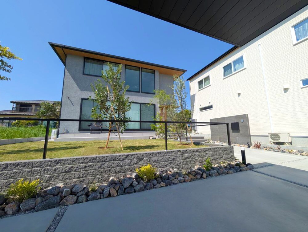 東松山市　建物に調和する上品でスマートなエクステリアの前から見たお庭