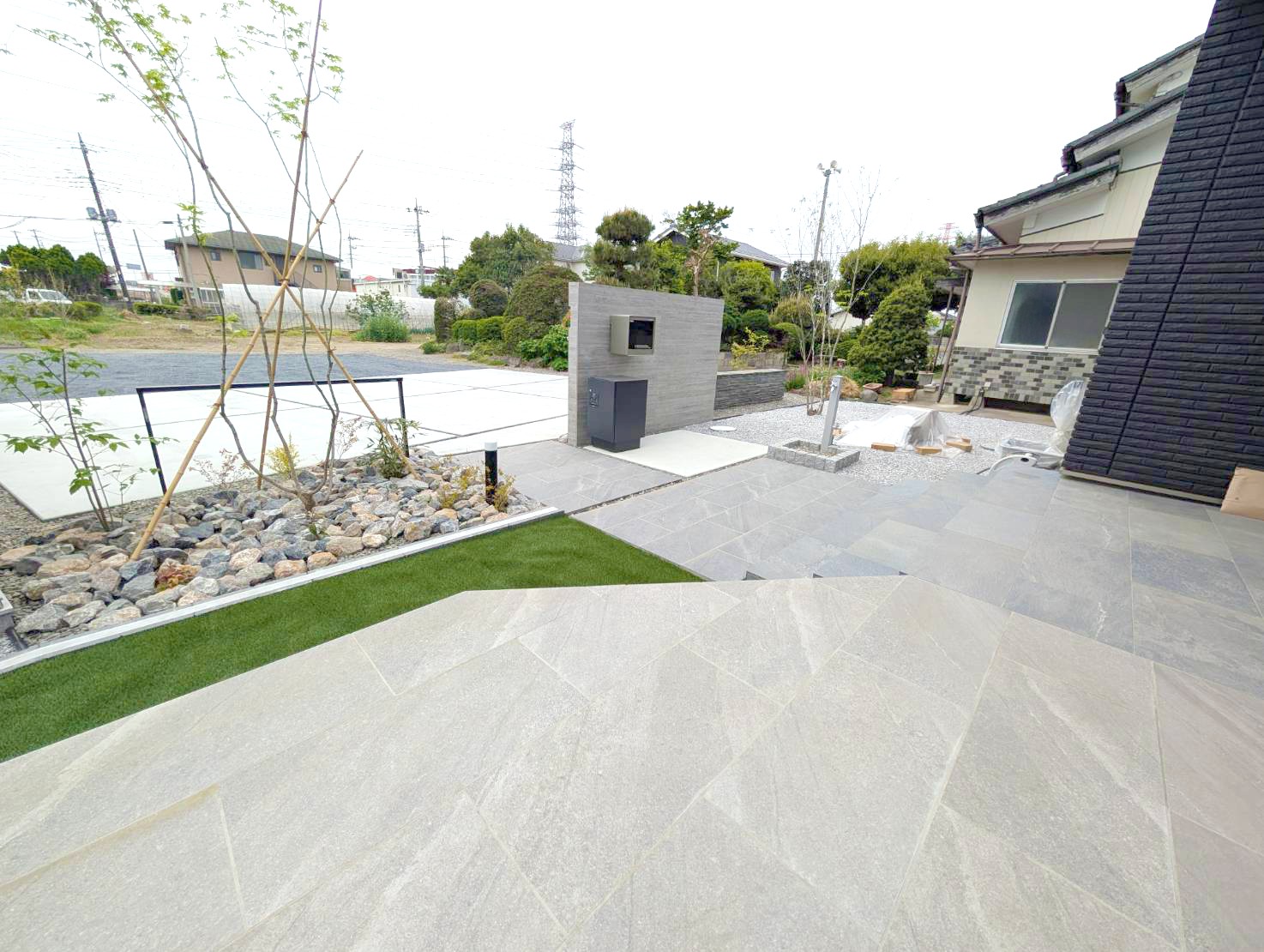 深谷市 自然石と植栽が調和する、洗練されたシンプルモダン外構の庭まわり