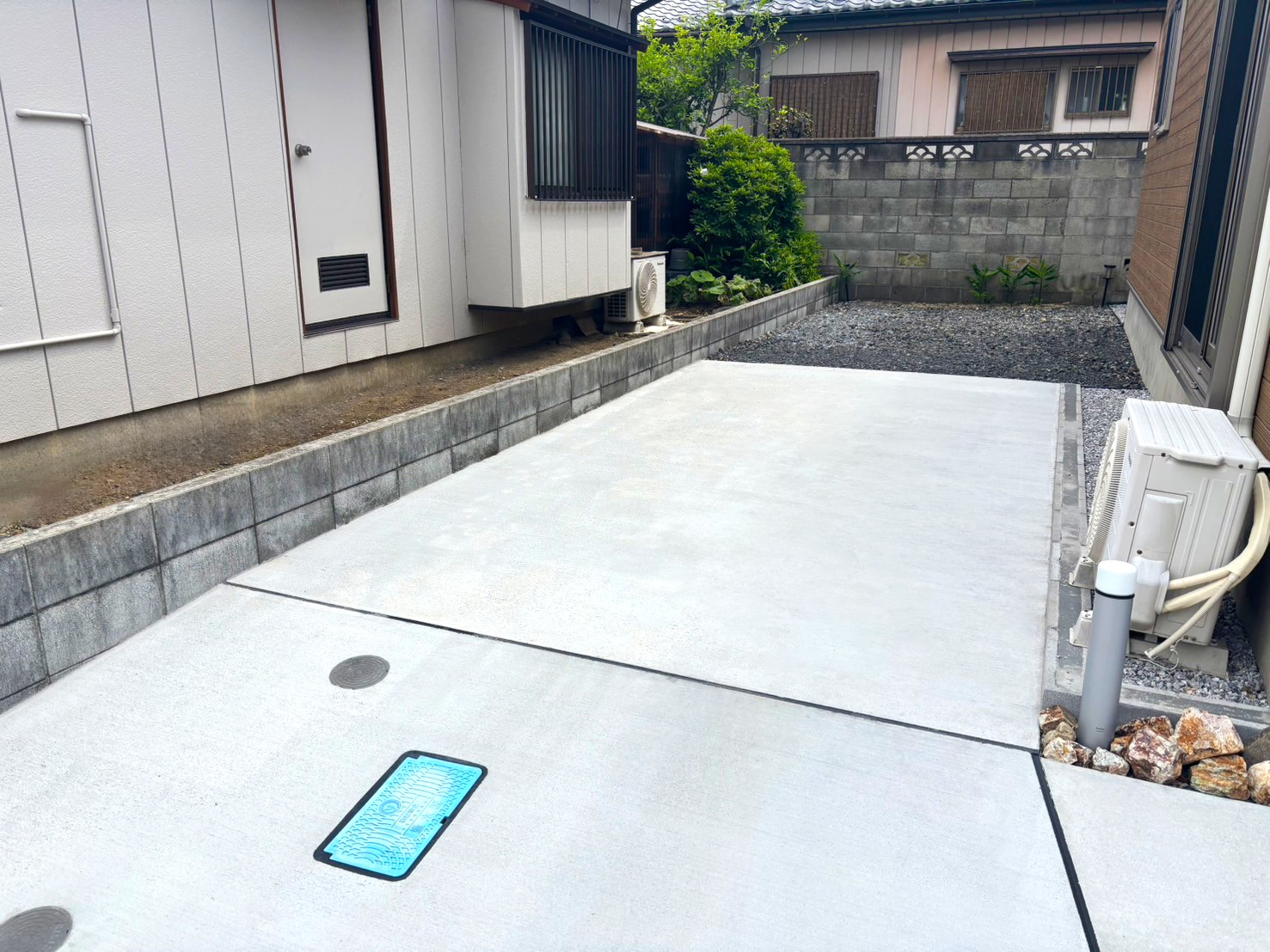 羽生市　使い勝手とデザイン性を両立したナチュラルモダンな外構の右側の駐車スペース