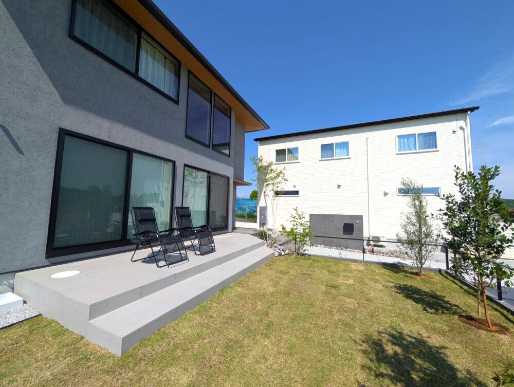 東松山市　建物に調和する上品でスマートなエクステリアのタイルデッキ