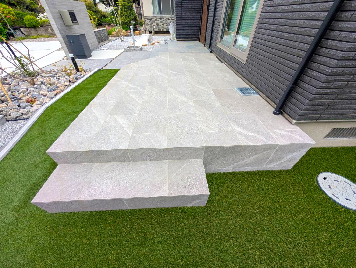 深谷市　自然石と植栽が調和する、洗練されたシンプルモダン外構のタイルデッキ