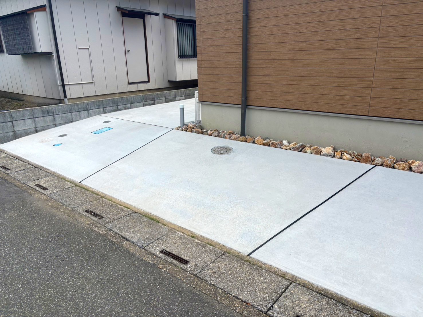 羽生市 使い勝手とデザイン性を両立したナチュラルモダンな外構のアプローチ、土間コンクリート部分