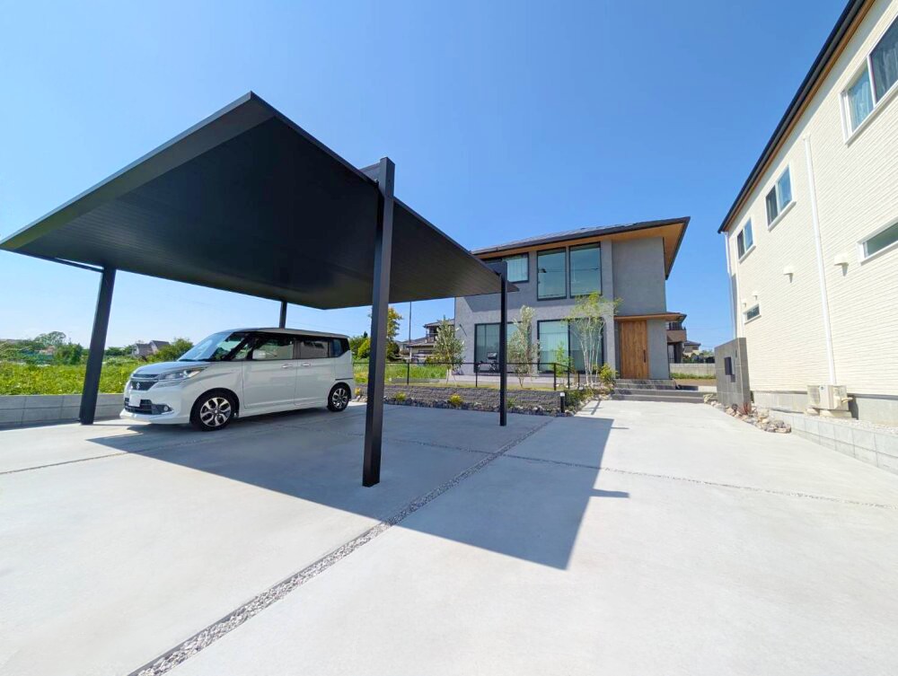 東松山市 建物に調和する上品でスマートなエクステリアのカーポート、三協アルミFⅡ