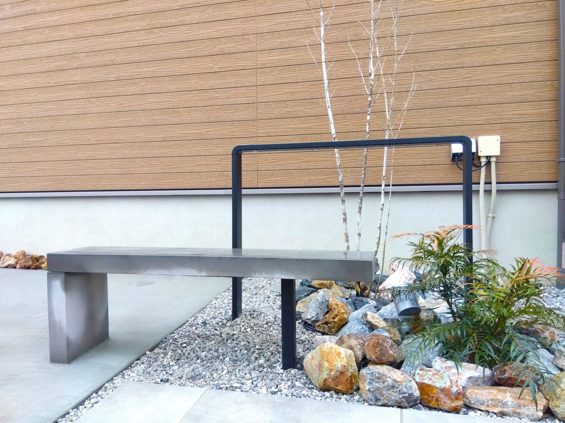 羽生市 使い勝手とデザイン性を両立したナチュラルモダンな外構のニュートベンチ