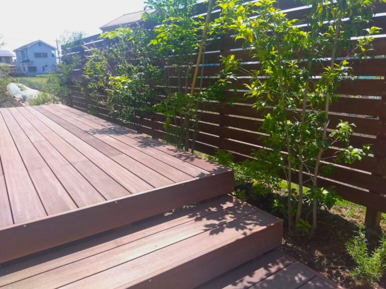 坂戸市　天然木の温かみと機能性も兼ね備えた目隠しフェンスとウッドデッキ