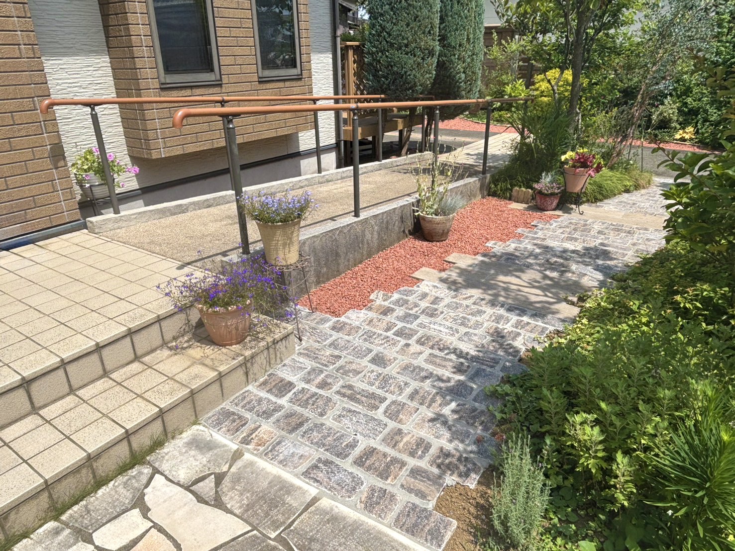 東松山市 安心と彩りを両立したアプローチと庭まわりのアプローチとスロープ