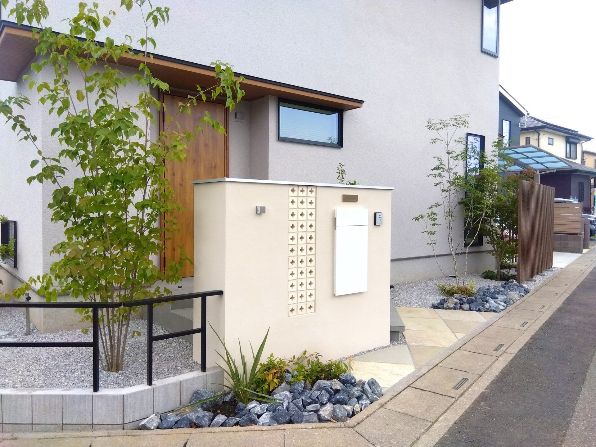 行田市 目隠しフェンスと植栽でつくる優しい暮らしの外構の門まわり