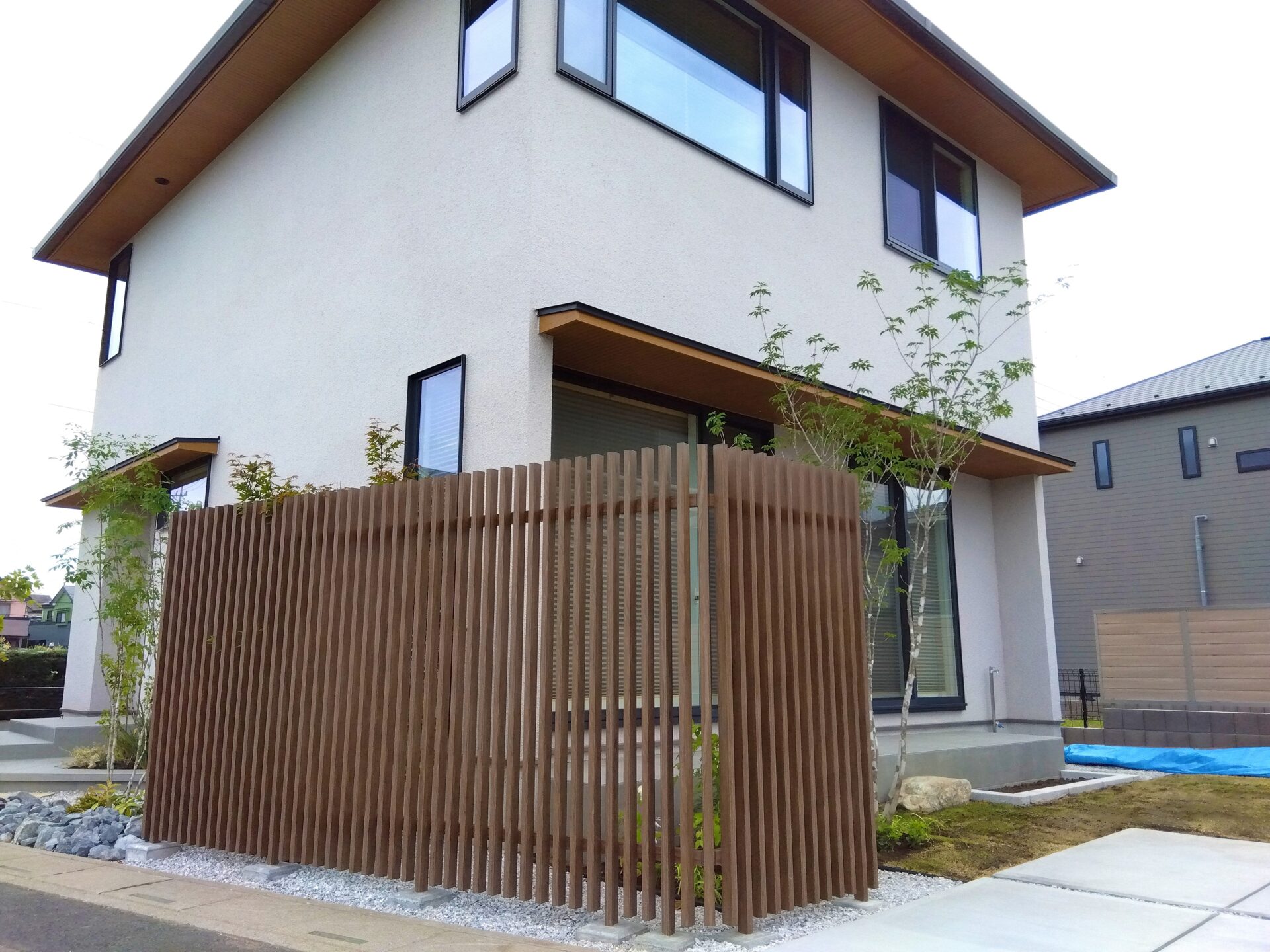 行田市　目隠しフェンスと植栽でつくる優しい暮らしの外構の目隠しフェンス