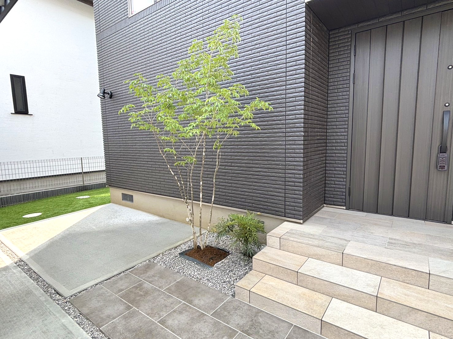 熊谷市　緑とタイルが映えるシンプルモダン外構のアプローチ