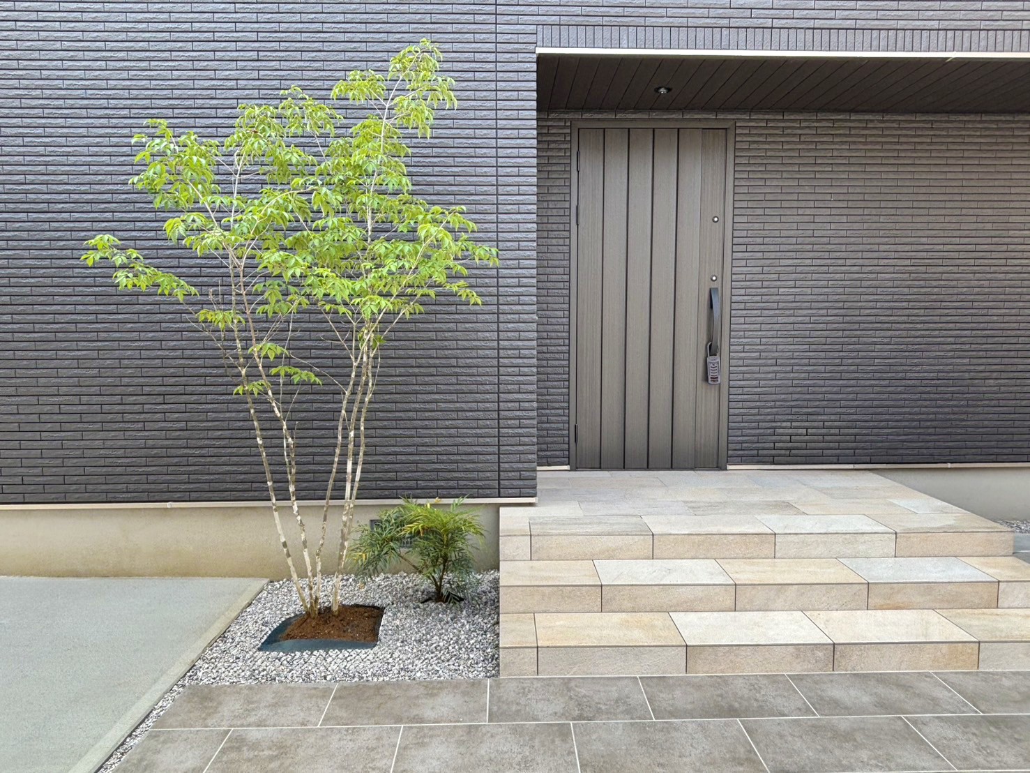熊谷市 緑とタイルが映えるシンプルモダン外構の玄関まわり