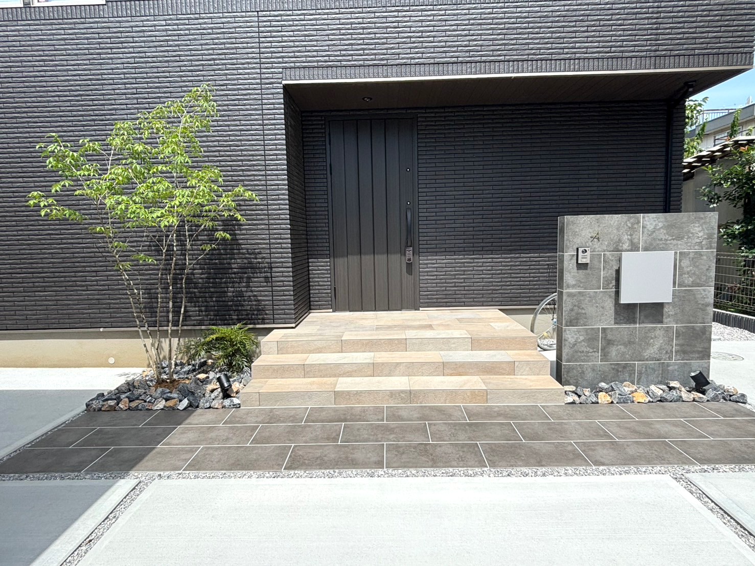 熊谷市　緑とタイルが映えるシンプルモダン外構のアプローチ全体