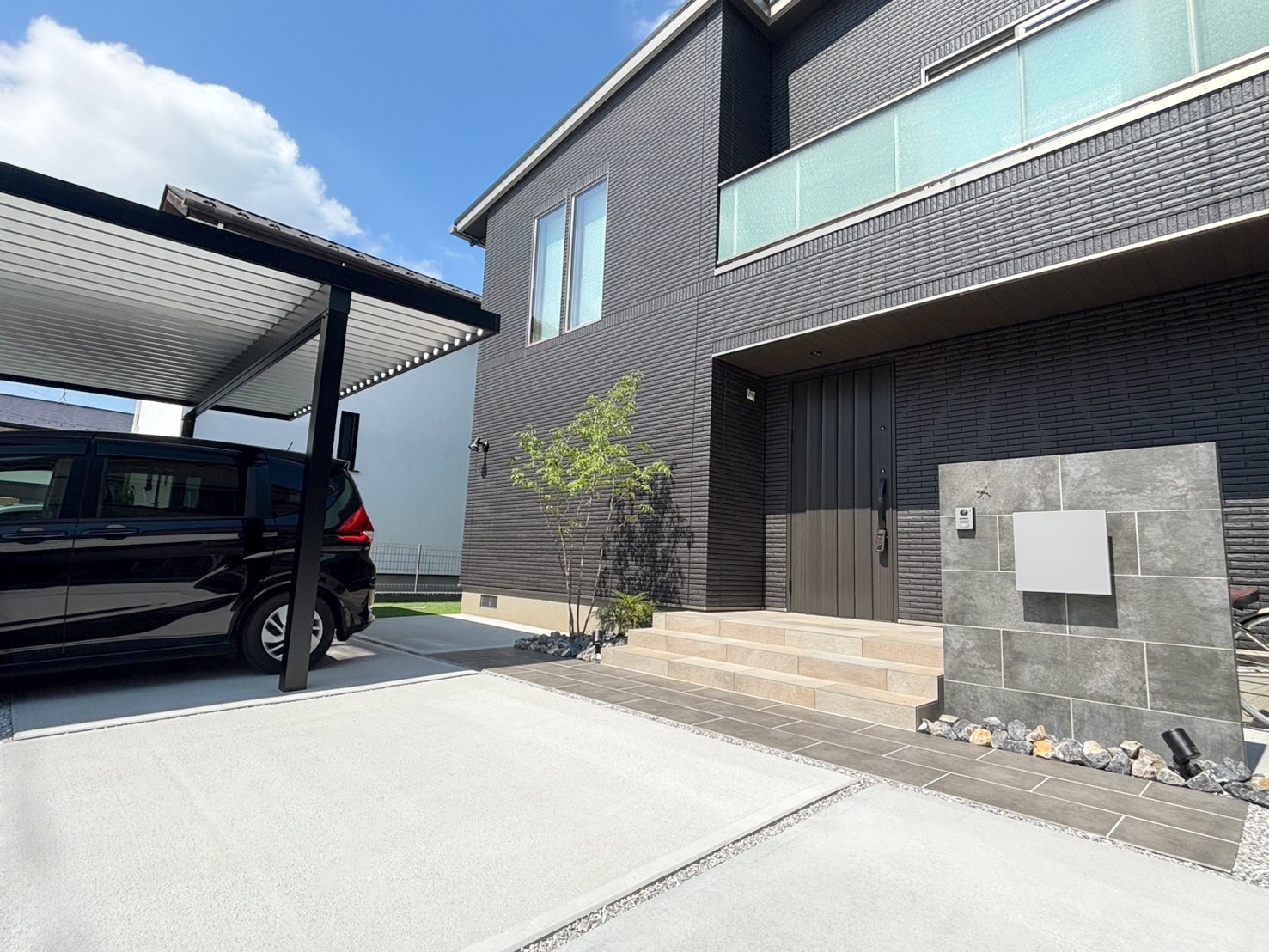 熊谷市 緑とタイルが映えるシンプルモダン外構の車庫まわりと玄関前