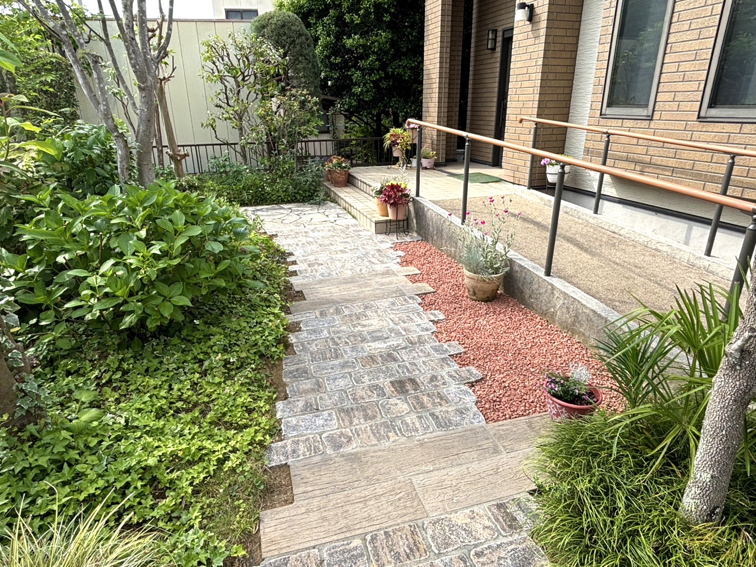 東松山市　安心と彩りを両立したアプローチと庭まわりのアプローチ