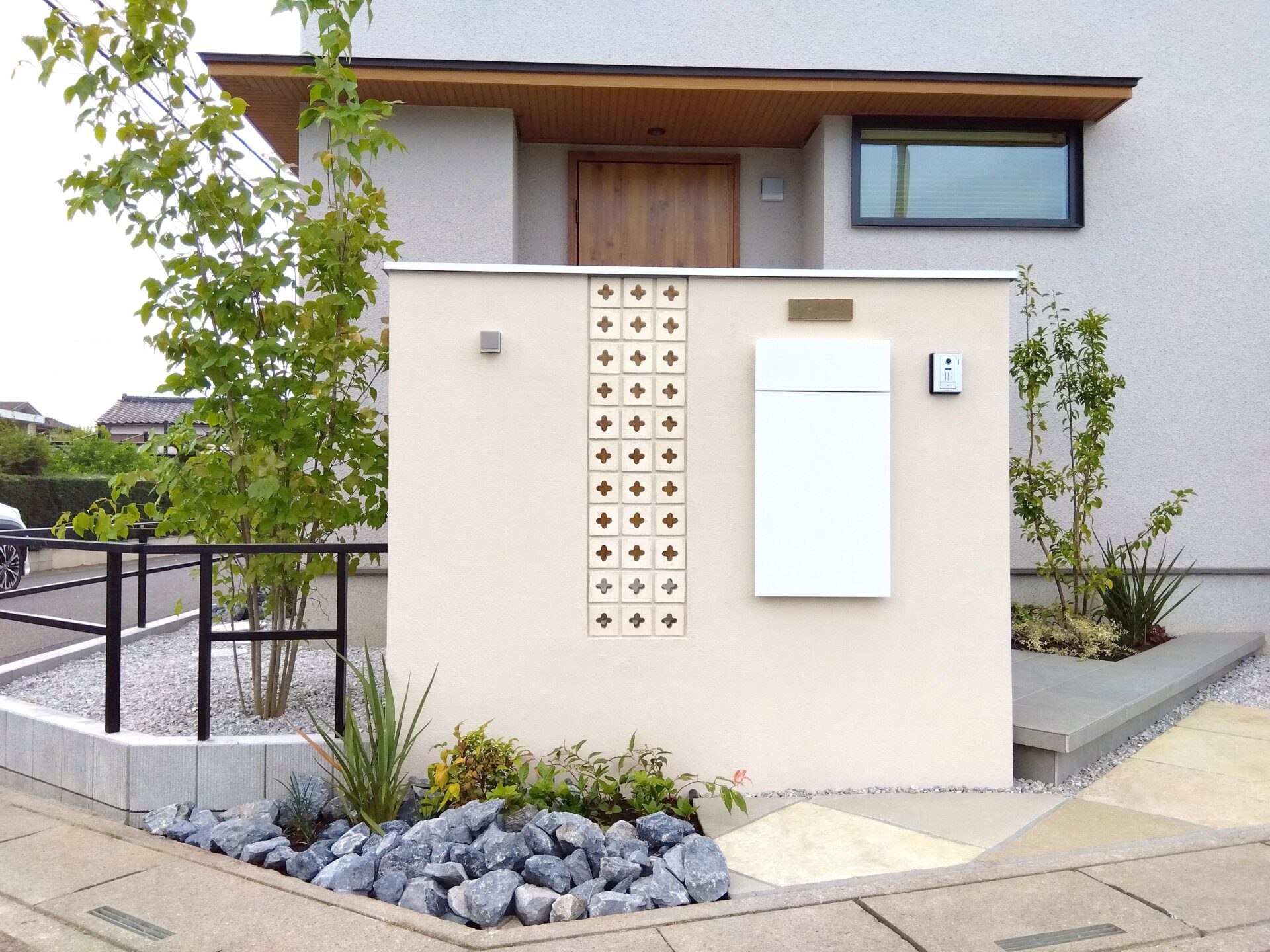 行田市　目隠しフェンスと植栽でつくる優しい暮らしの外構の門柱