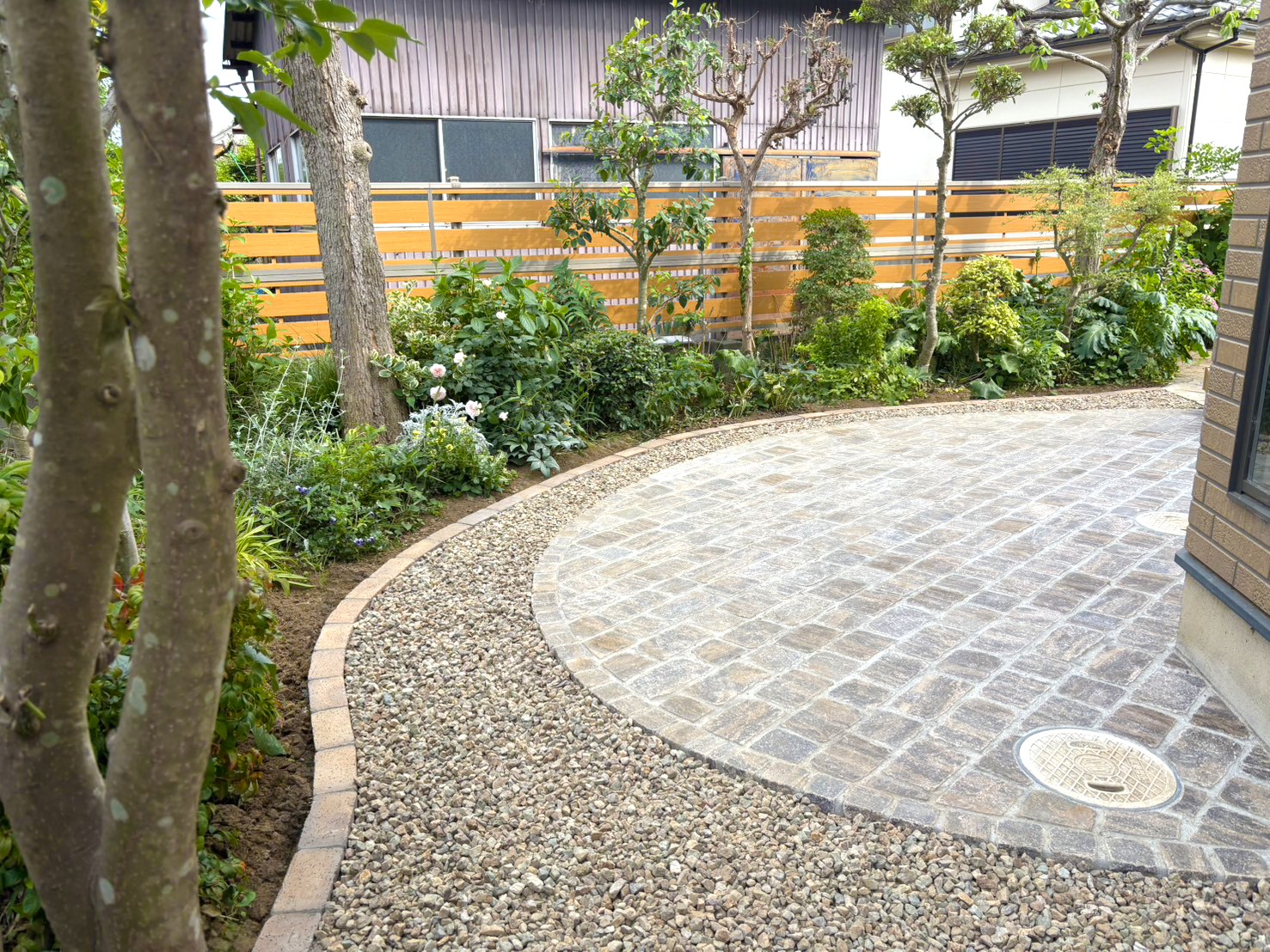 東松山市　安心と彩りを両立したアプローチと庭まわりのアプローチの目隠しフェンス