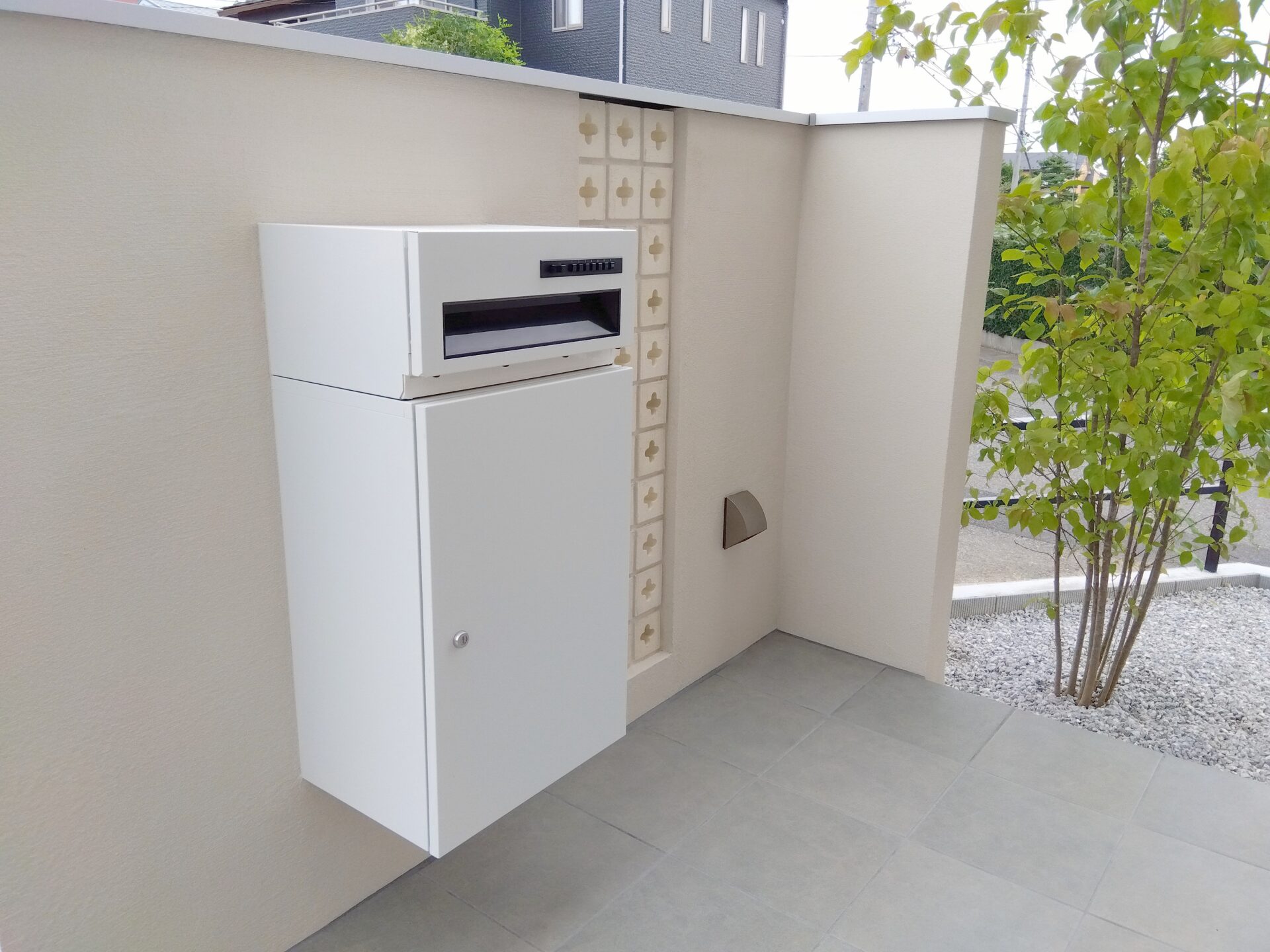 行田市 目隠しフェンスと植栽でつくる優しい暮らしの外構の門柱裏