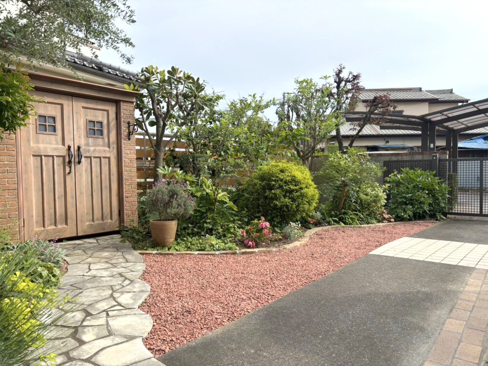 東松山市 安心と彩りを両立したアプローチと庭まわりのアプローチの庭まわり