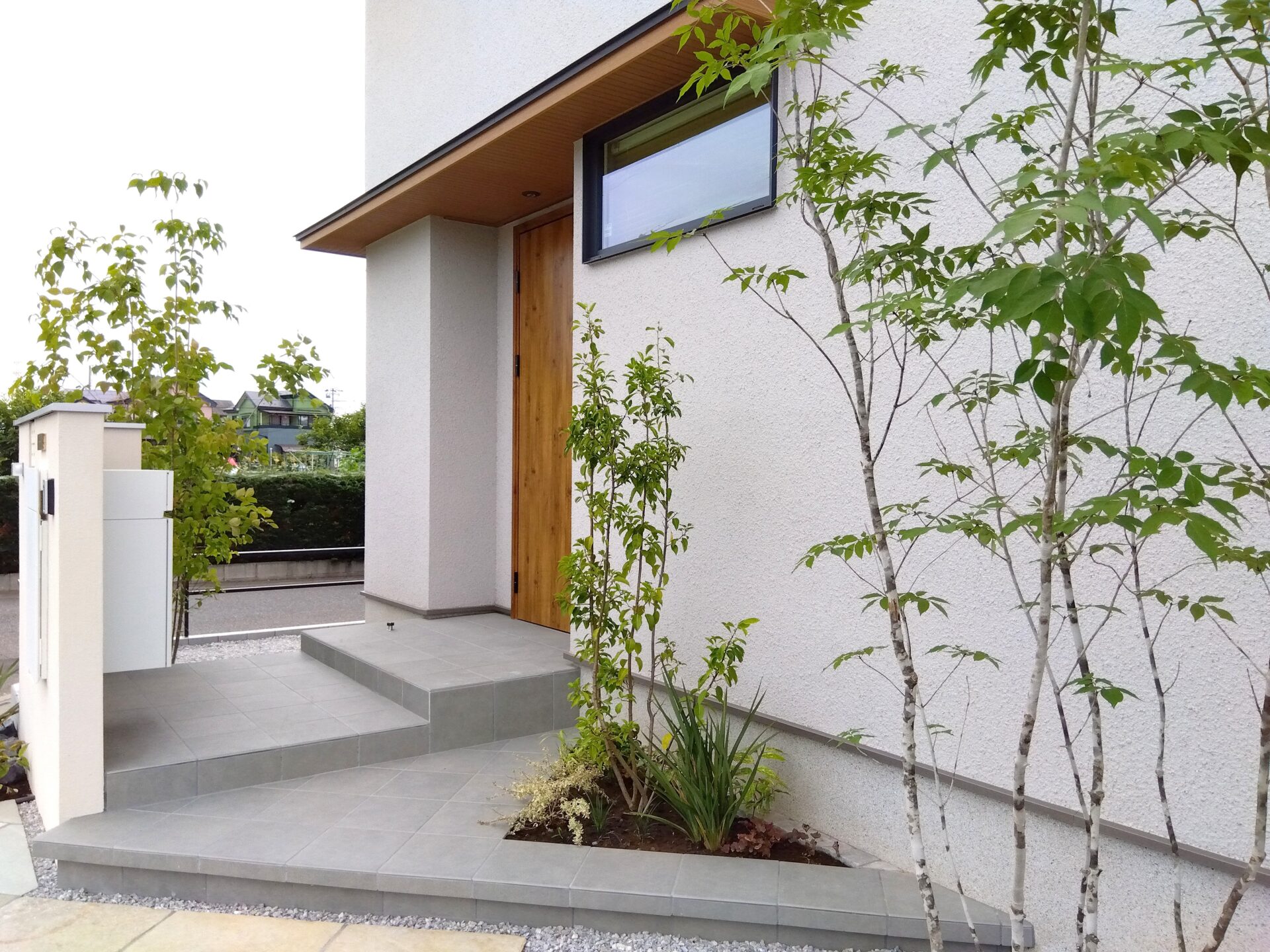 行田市　目隠しフェンスと植栽でつくる優しい暮らしの外構のアプローチ