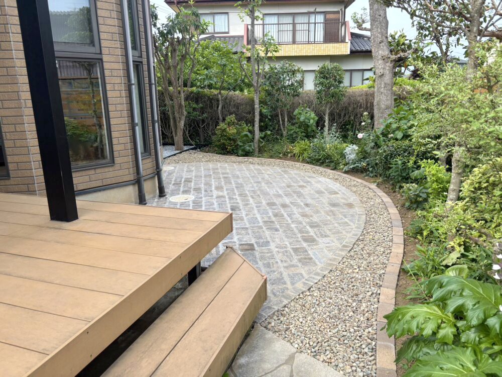 東松山市 安心と彩りを両立したアプローチと庭まわりのアプローチの庭まわり