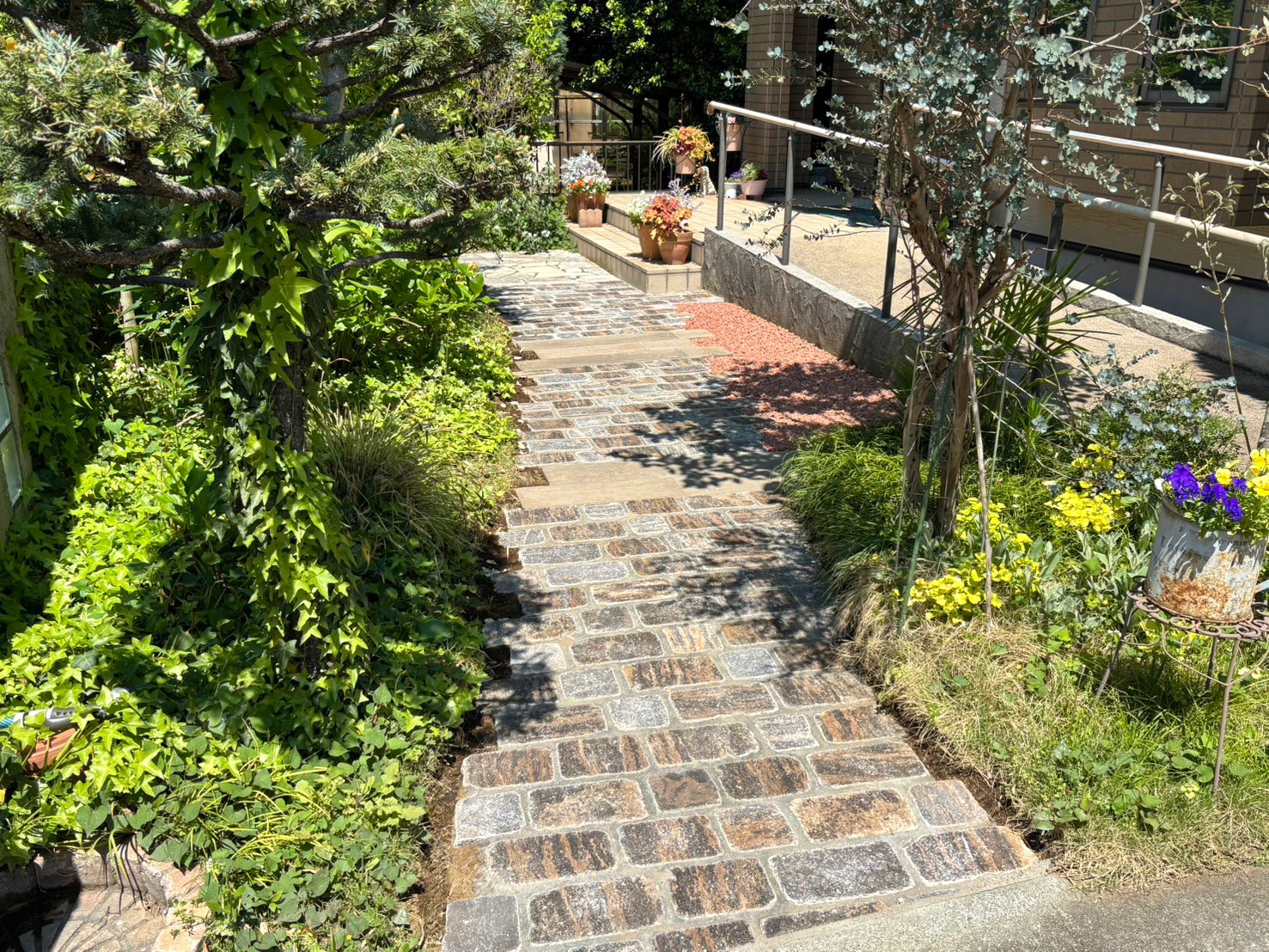 東松山市　安心と彩りを両立したアプローチと庭まわり