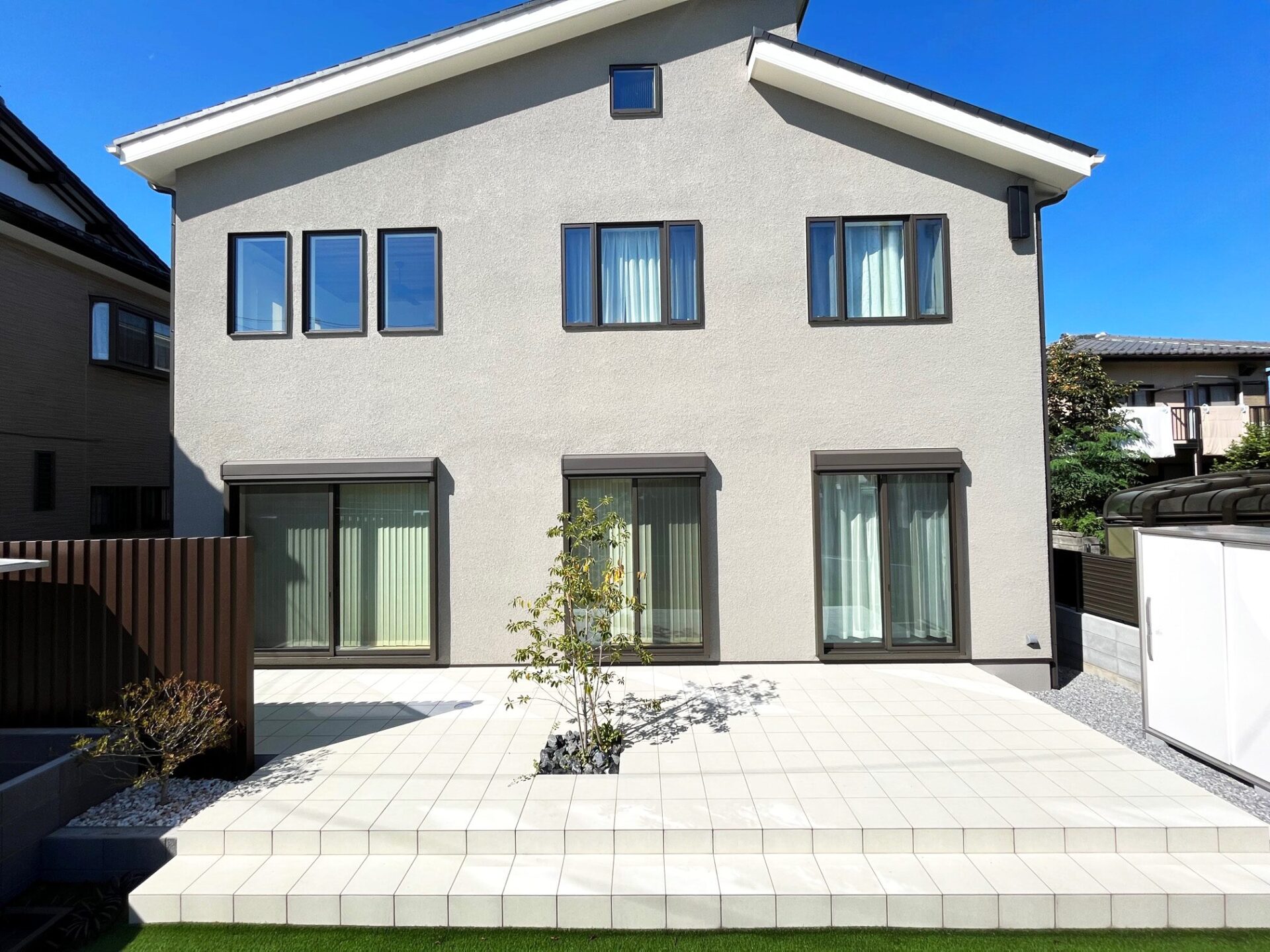 北本市　植栽が印象的な広々としたデッキテラス