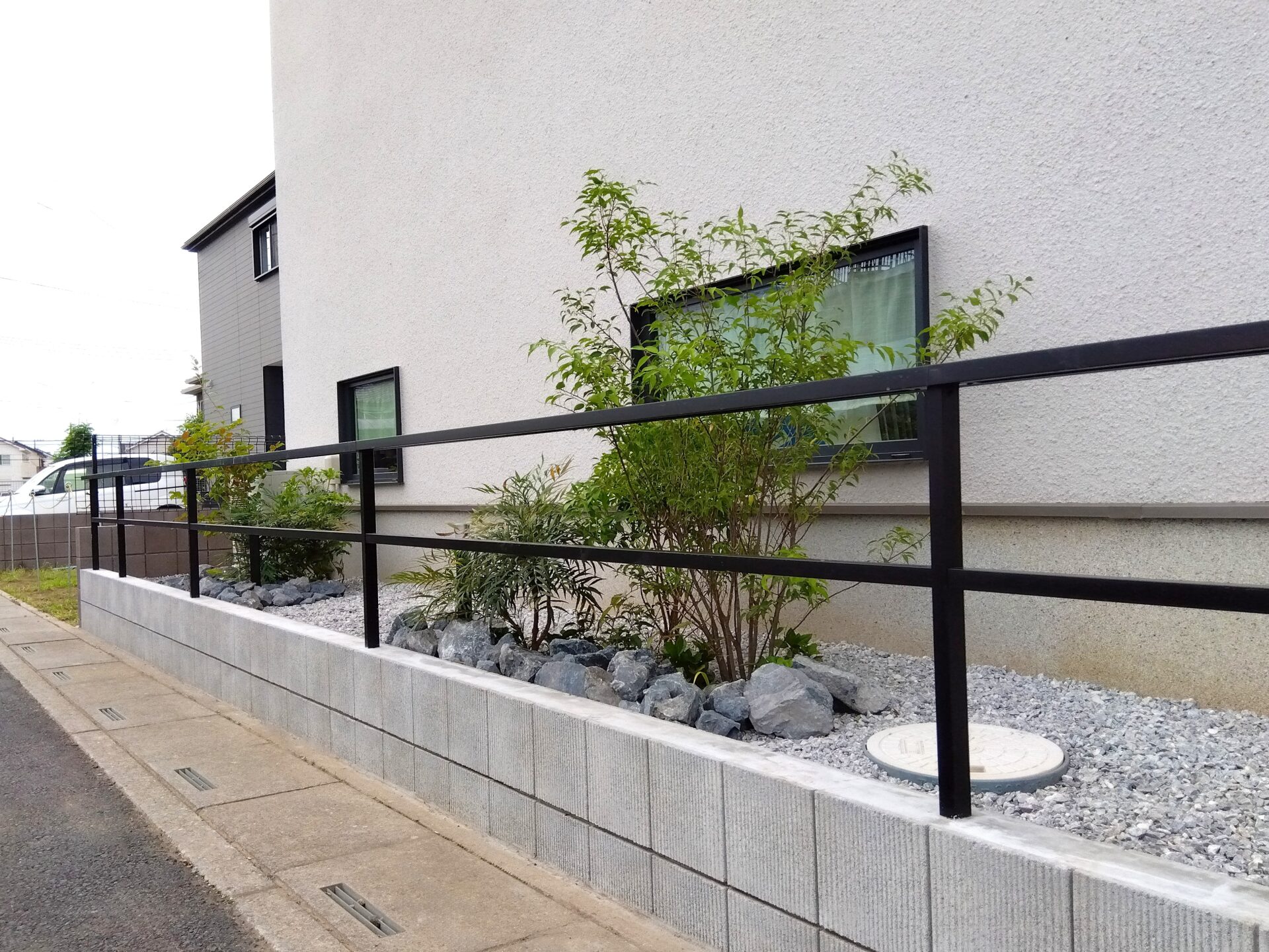 行田市 目隠しフェンスと植栽でつくる優しい暮らしの外構の境界フェンス