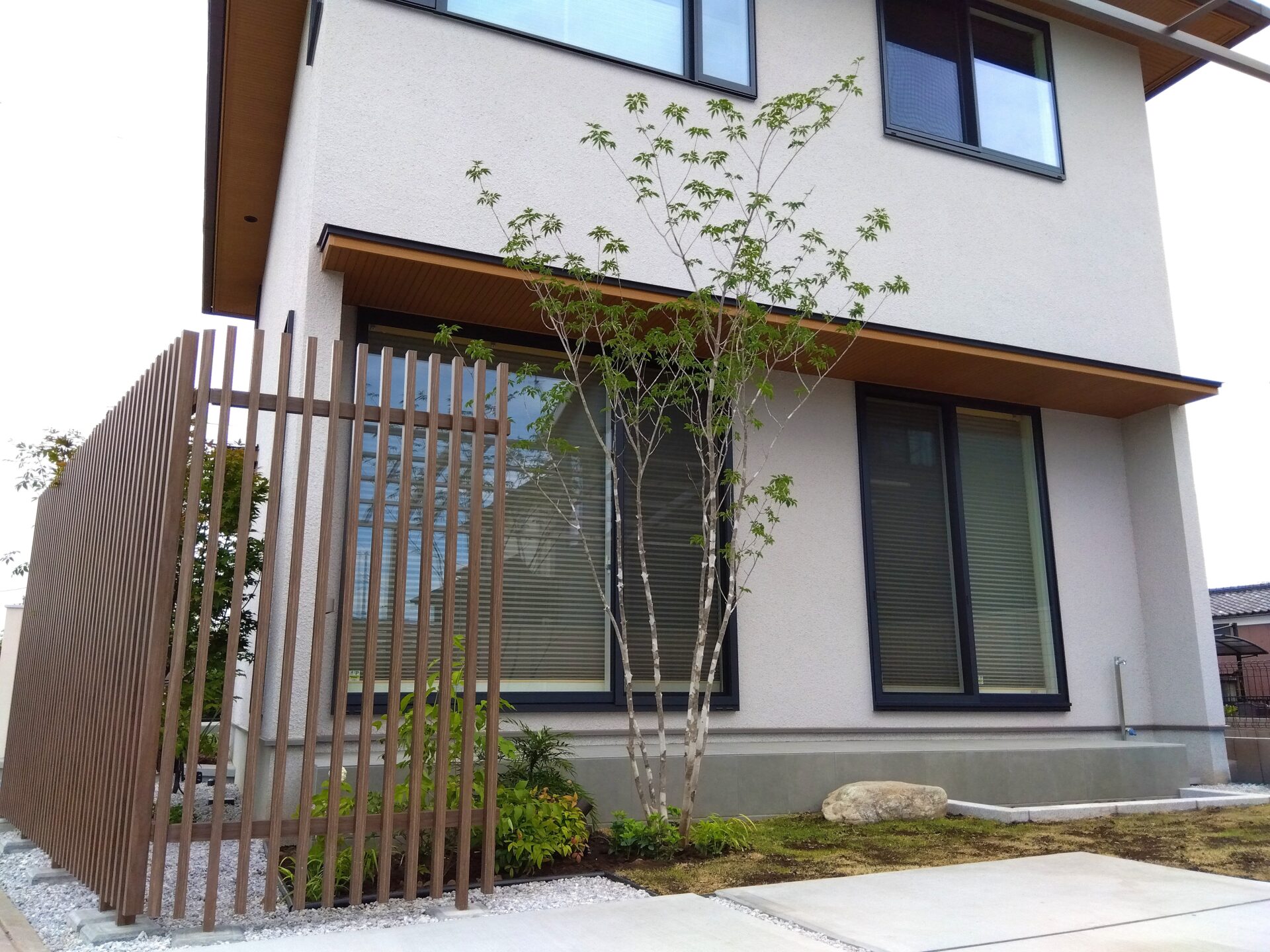 行田市　目隠しフェンスと植栽でつくる優しい暮らしの外構の庭まわり