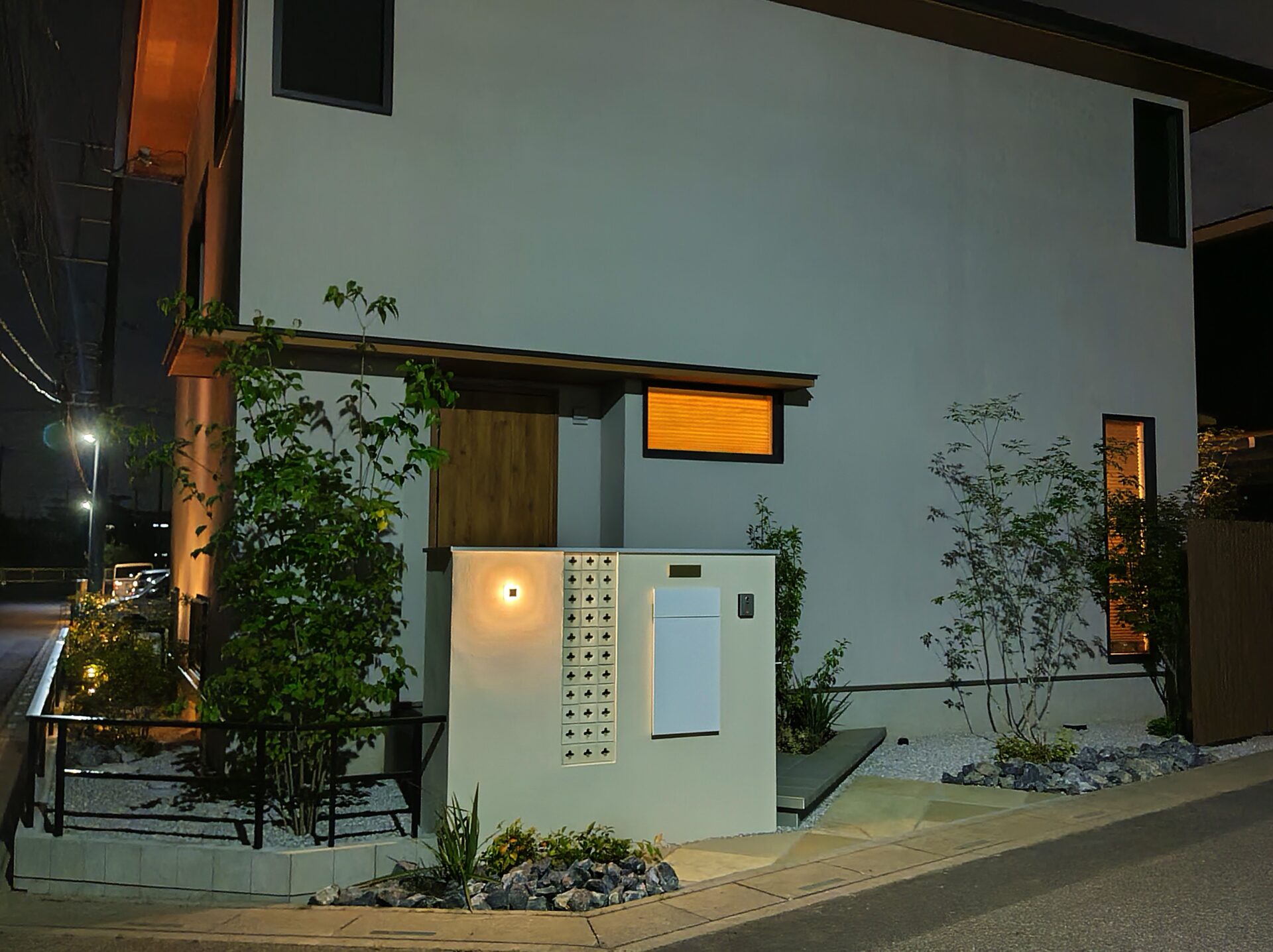 行田市　目隠しフェンスと植栽でつくる優しい暮らしの外構のナイトシーン