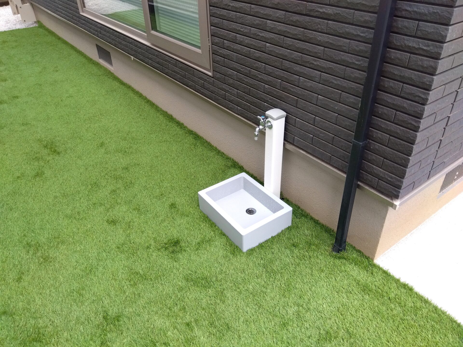 熊谷市 緑とタイルが映えるシンプルモダン外構の庭まわり