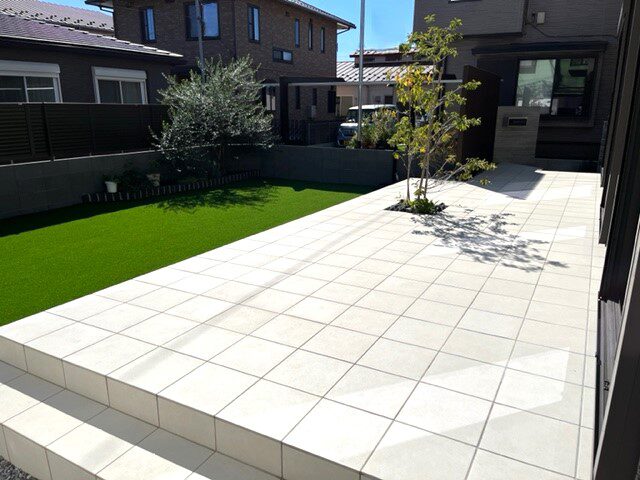 北本市　植栽が印象的な広々としたデッキテラス、建物側から見た景色