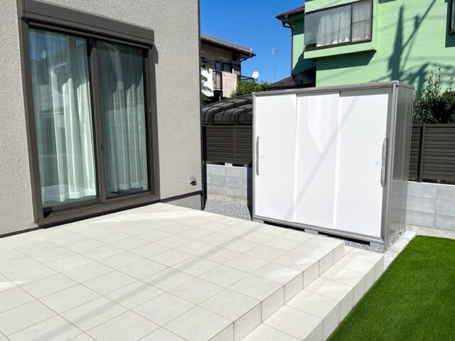 北本市　植栽が印象的な広々としたデッキテラスと物置