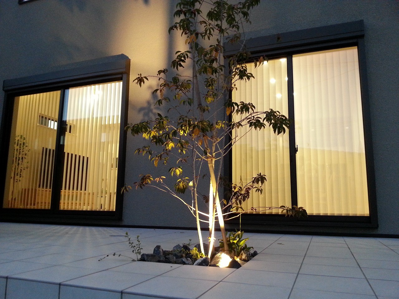 北本市　植栽が印象的な広々としたデッキテラスのライティング