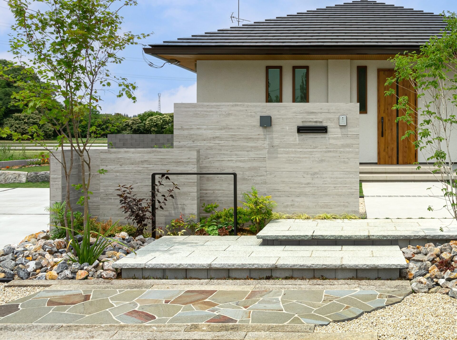 熊谷市　植栽と調和した上質な門まわりデザイン